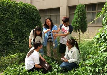 张亚红(中)教授指导学生教学实习